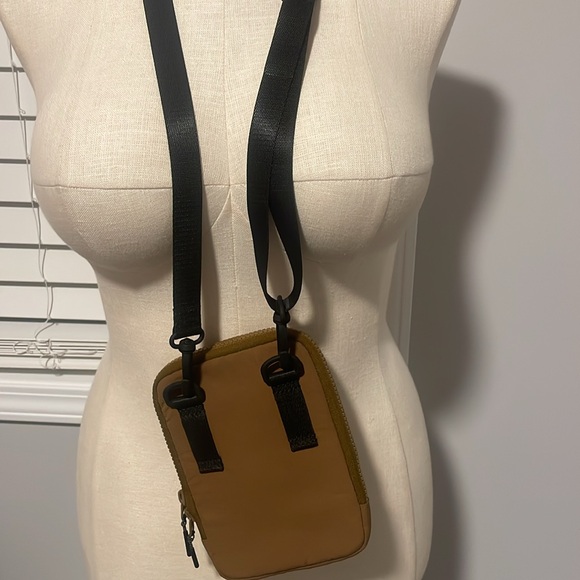 Lululemon Easy Access Crossbody Bag - Picture 4 of 8